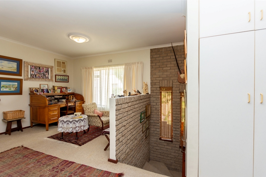 5 Bedroom Property for Sale in Middedorp Western Cape